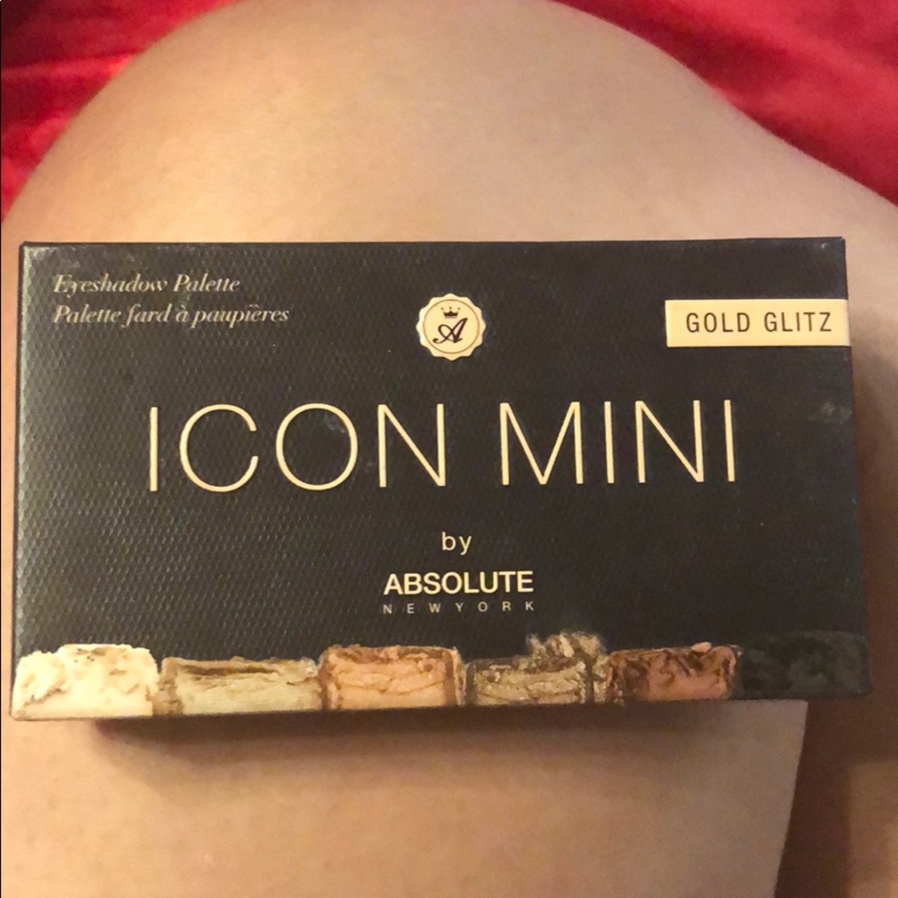 A mini eyeshadow pallets